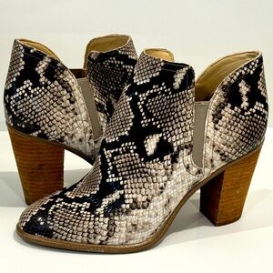 VINCE CAMUTO ankle boots size 8.5 (USA) Snake Skin pattern
